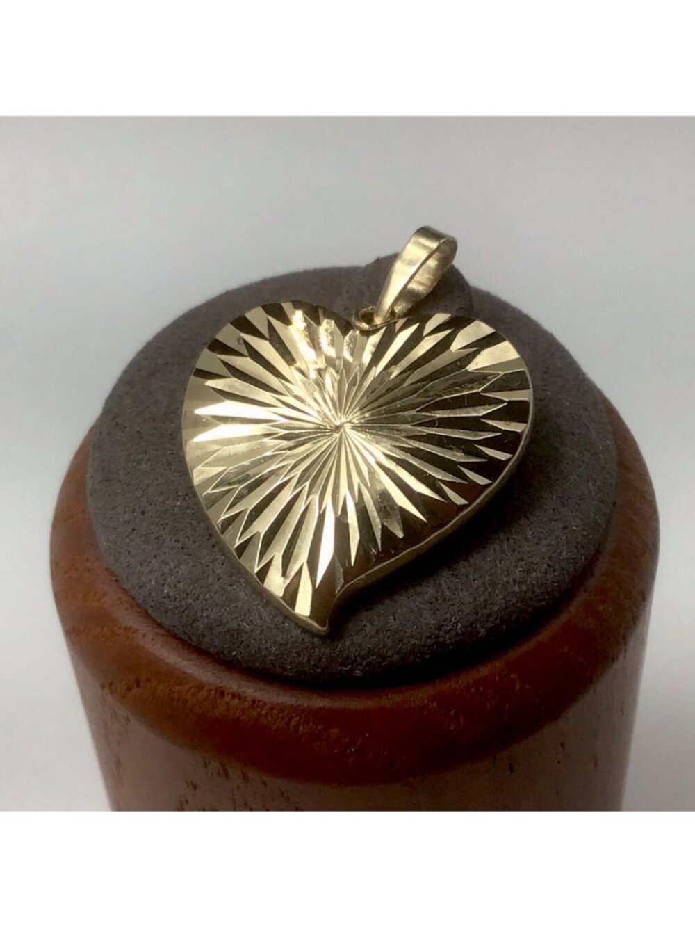 14K Yellow Gold Diamond-cut Heart Pendant 1.1 Grams 1” - Picture 2 of 9